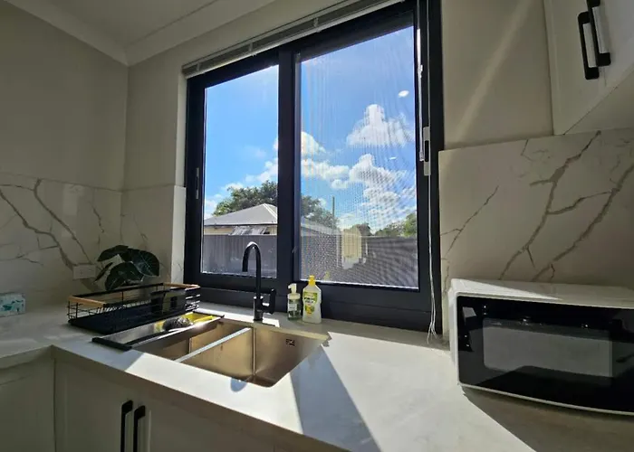 Executive Queen 4 Walk To Curtin Holiday home
